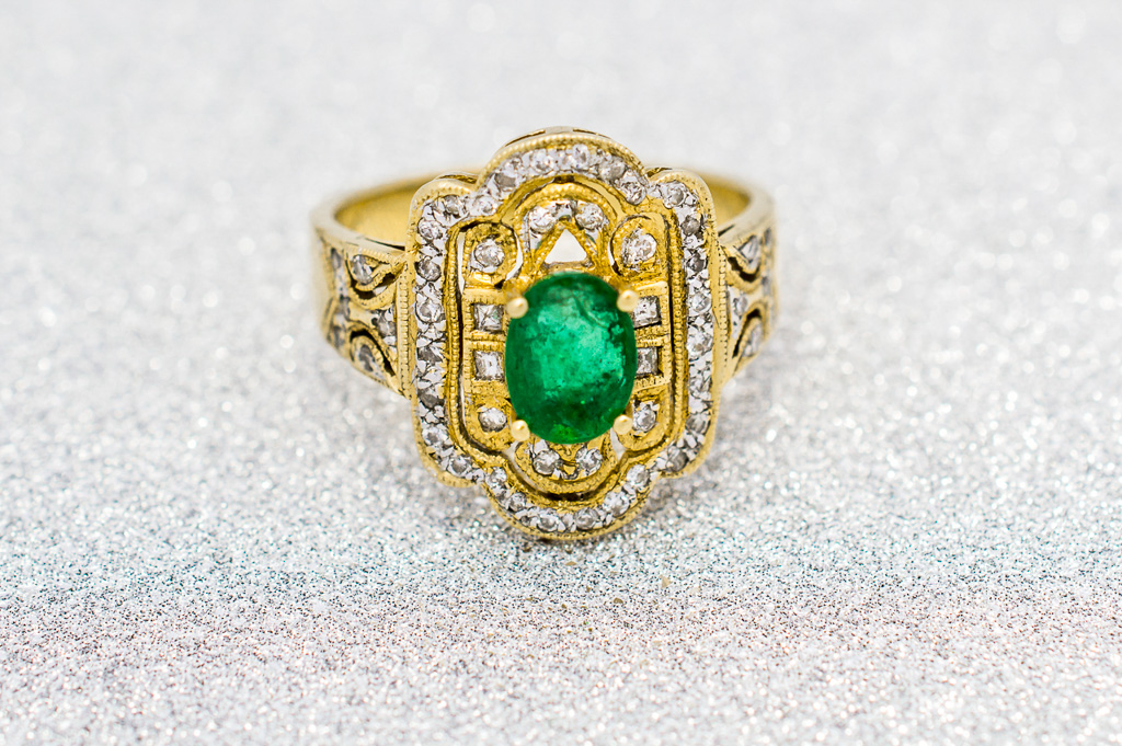Zlatý prsten se smaragdem a diamanty
